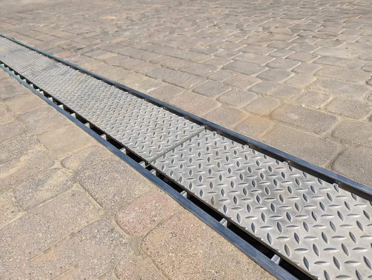 Canal de drenagem em aço inoxidável com tampa estriada para arquitetura de jardim