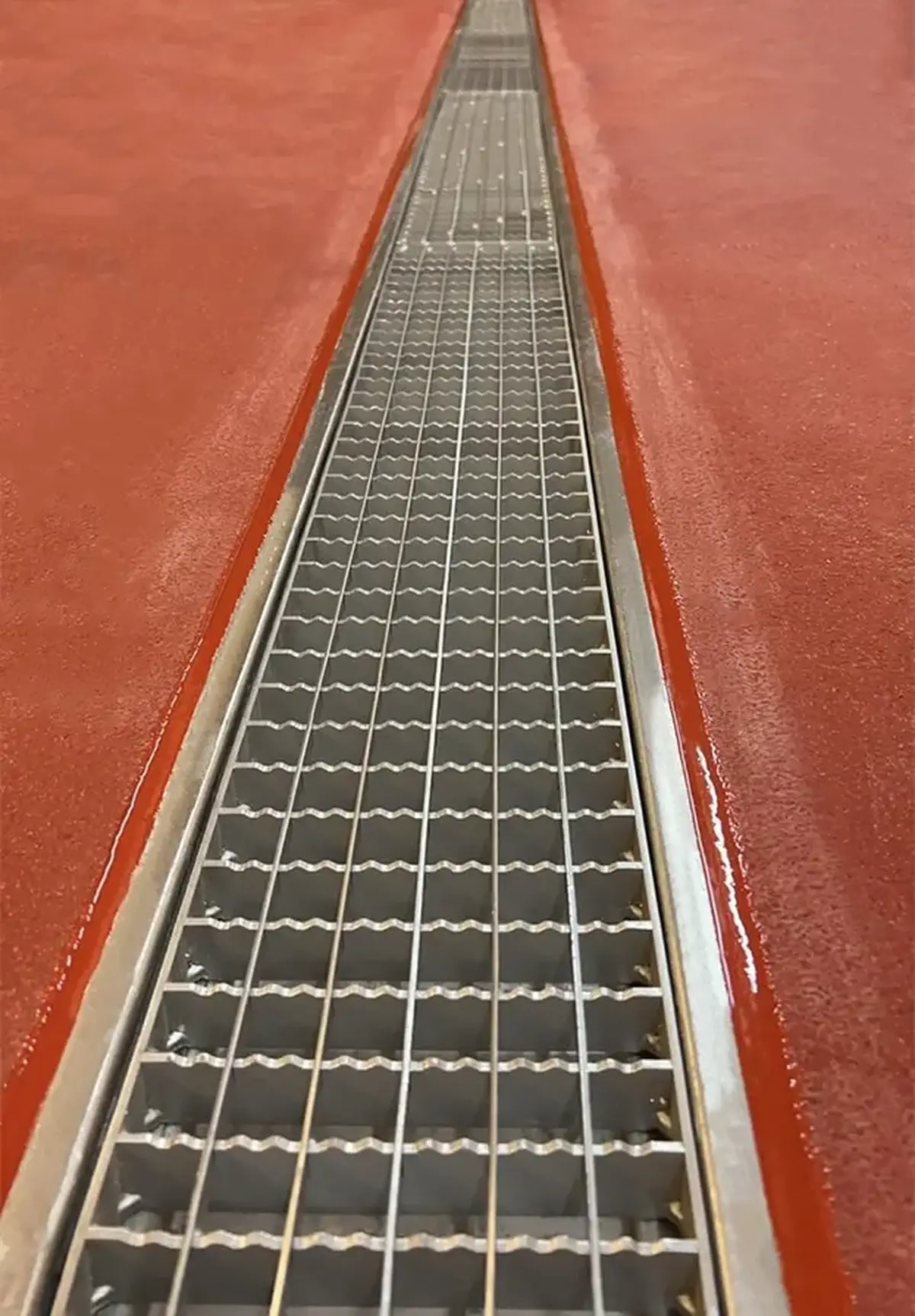 Canais de drenagem com tampa antiderrapante para instalações de engarrafamento de bebidas