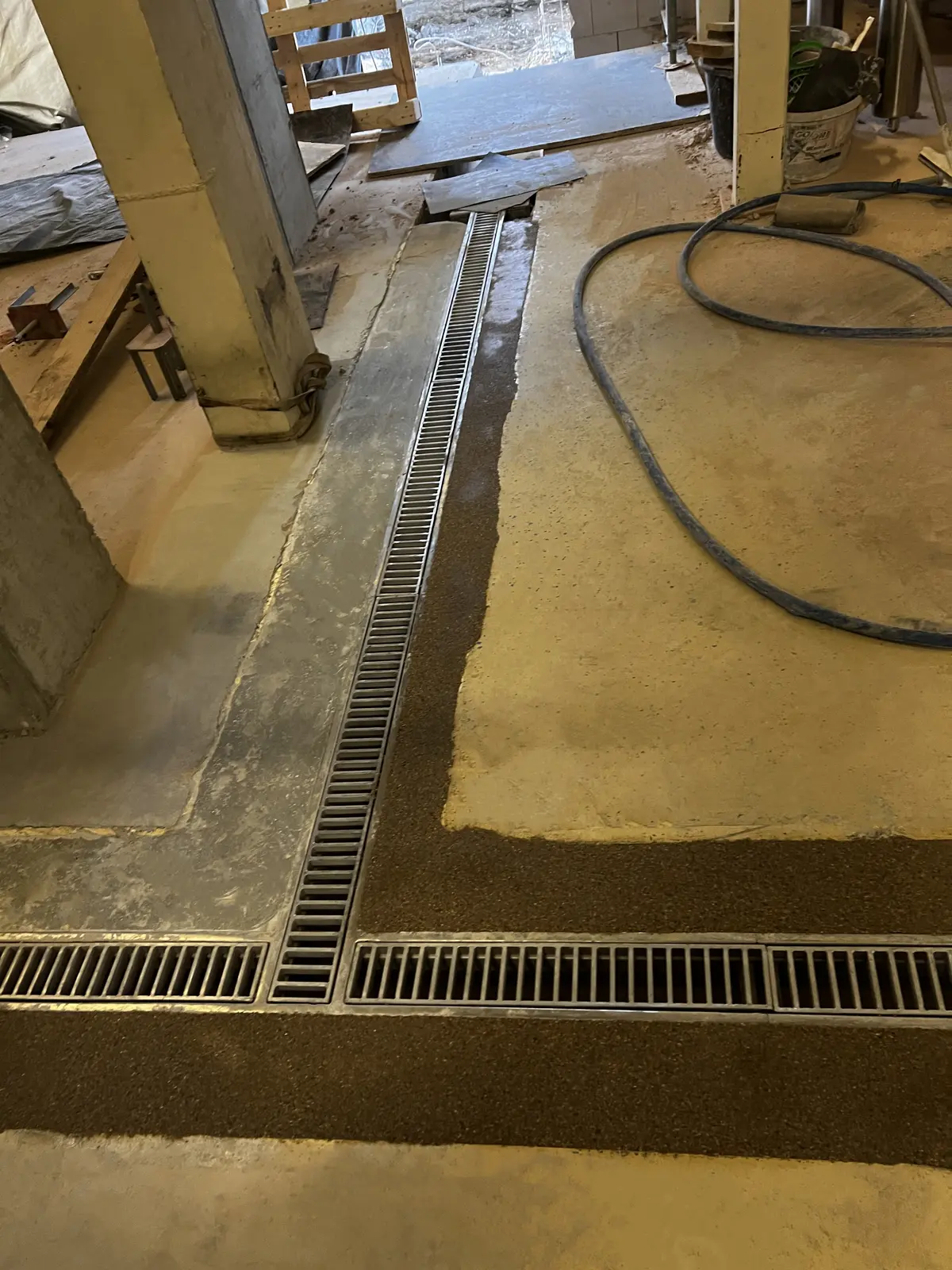 Instalação de um canal de drenagem com tampas de escada 25x8mm