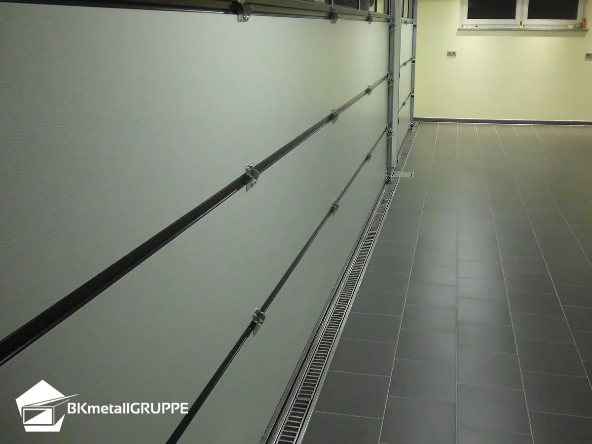 Canal de drenagem com grelha em escada