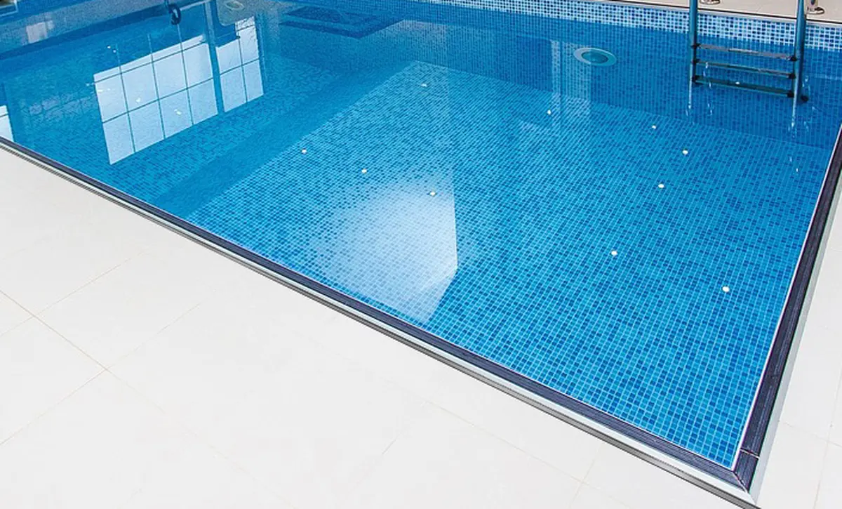 Canal de fenda em aço inoxidável para piscinas e parques aquáticos