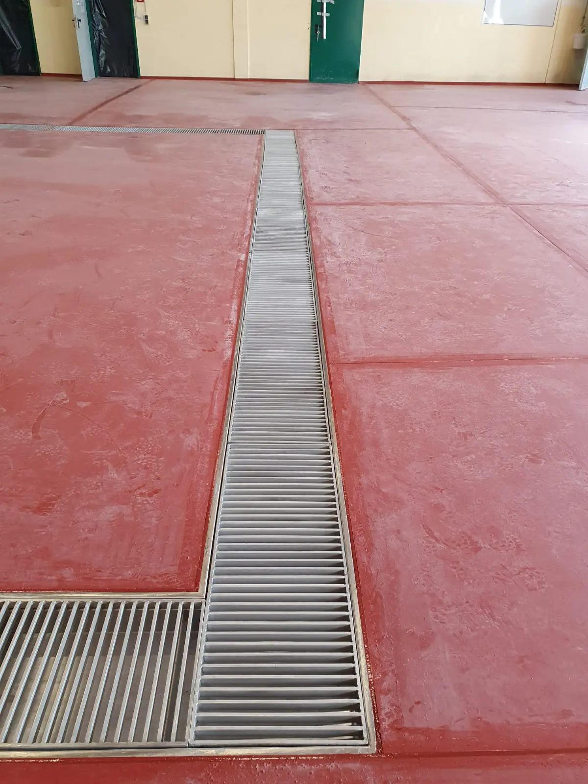 Canal de drenagem industrial com tampa de escada