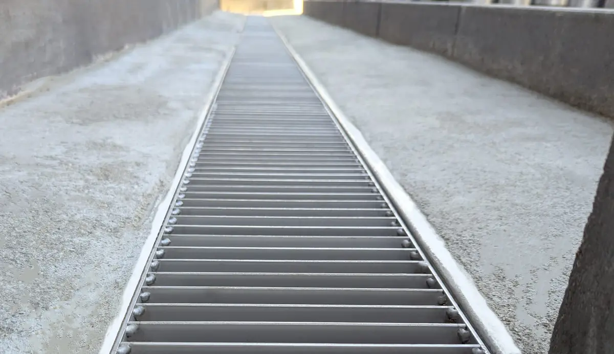 Canal de drenagem em aço inoxidável com tampa de escada para áreas públicas